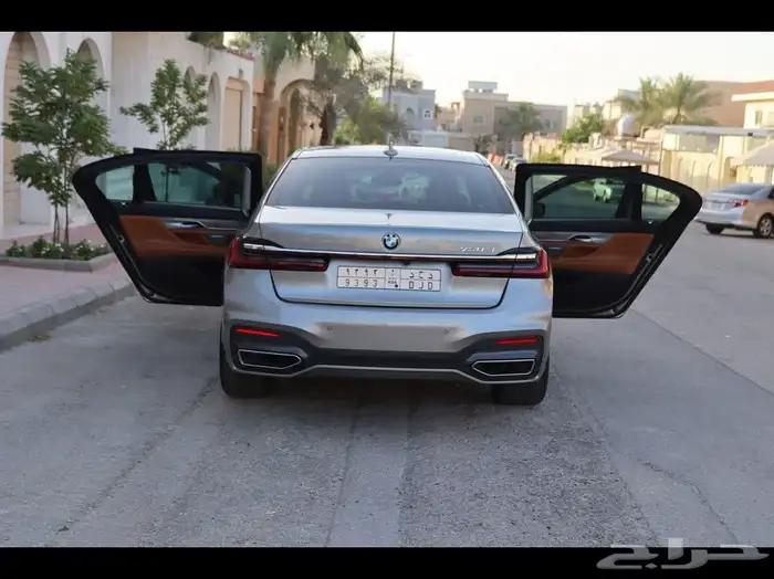 للبيع BMW 730li Mkit 2021 نظيفة بكالة الوكالة . 24