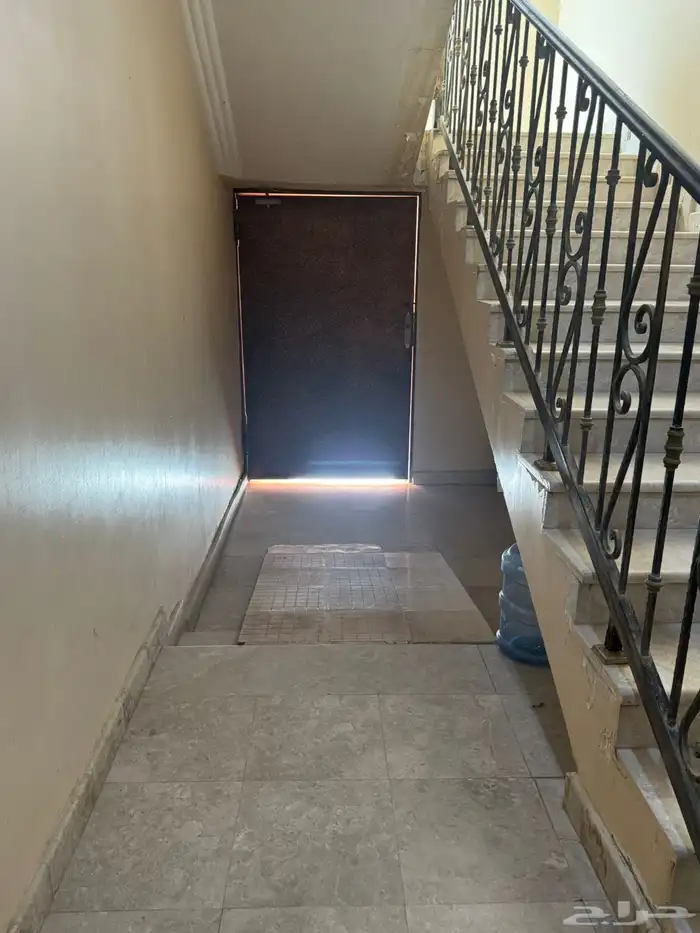 فيلا ( دور وثلاث شقق وملحق وغرفة سائق) حي عرقة للبيع 8