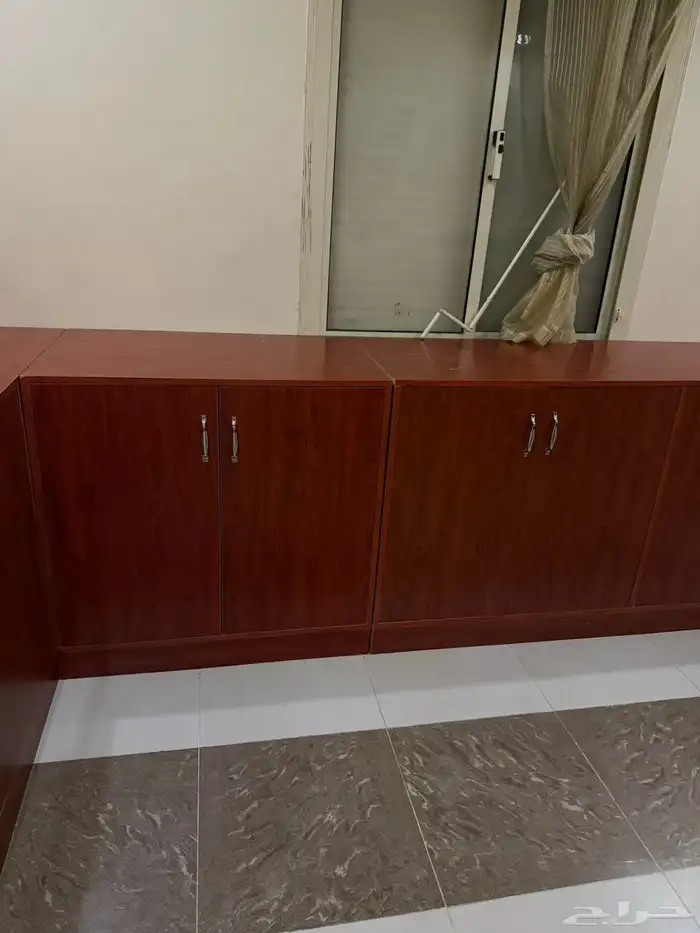 مكتب ودولايب وكرسي ونجفة 2