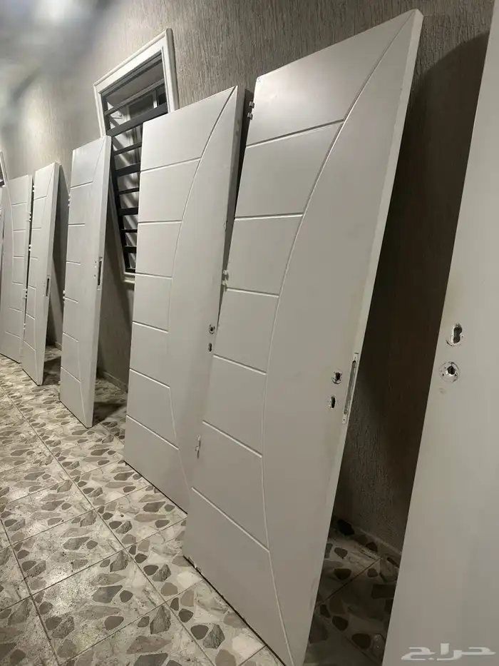 ابواب شقق داخلي وخارجي للبيع بحاله ممتازة جدا بدون الحلق 0