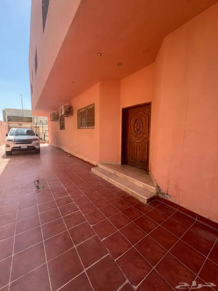 فيلا ( دور وثلاث شقق وملحق وغرفة سائق) حي عرقة للبيع 4