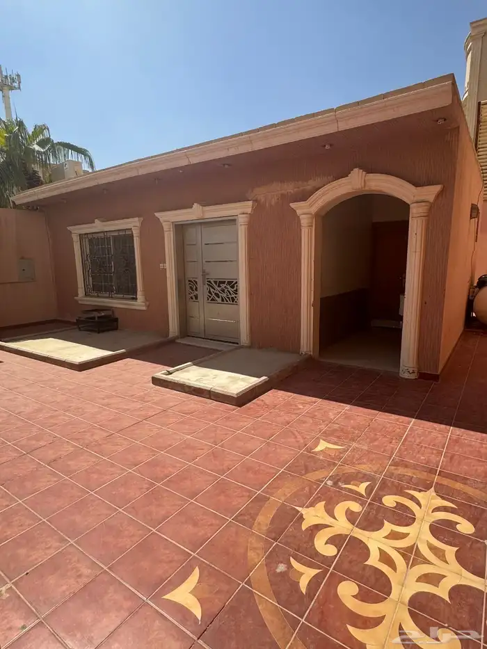 فيلا ( دور وثلاث شقق وملحق وغرفة سائق) حي عرقة للبيع 3