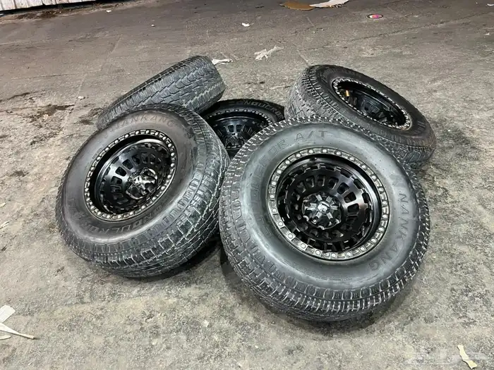 جنوط فيول 6 مسمار مع كفرات نانكنج وكاله مقاس 285 70 17 1