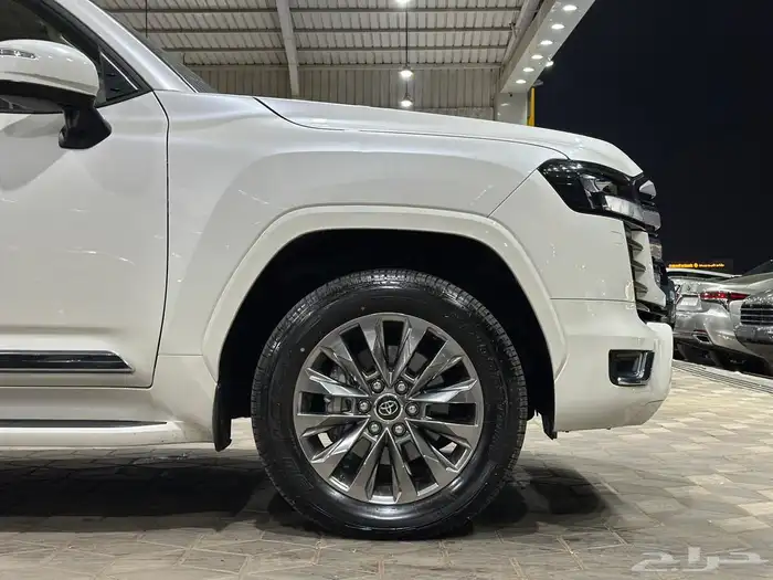 لاندكروزر GXR L3 موديل 2024 ديزل عداد 1000 كم شبه جديد 7