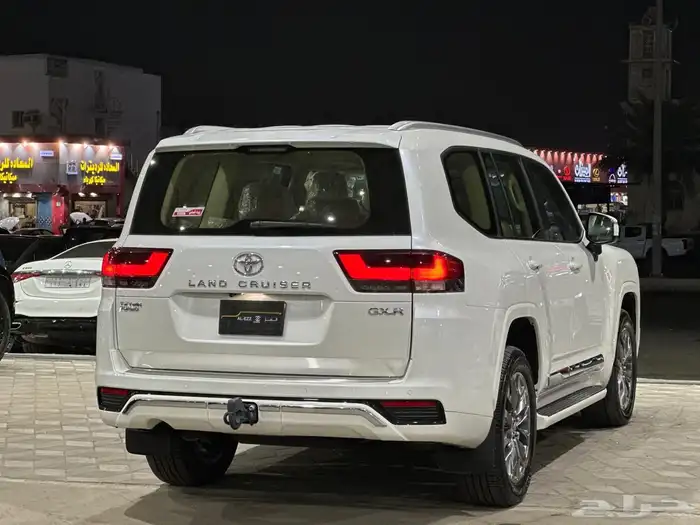 لاندكروزر GXR L3 موديل 2024 ديزل عداد 1000 كم شبه جديد 3