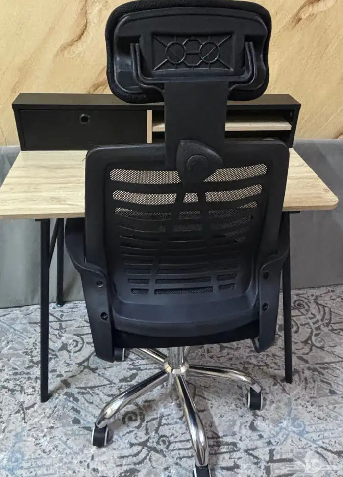 طاولة وكرسي مكتبي للبيع   لون بيج وأسود   شبه جديدة 1
