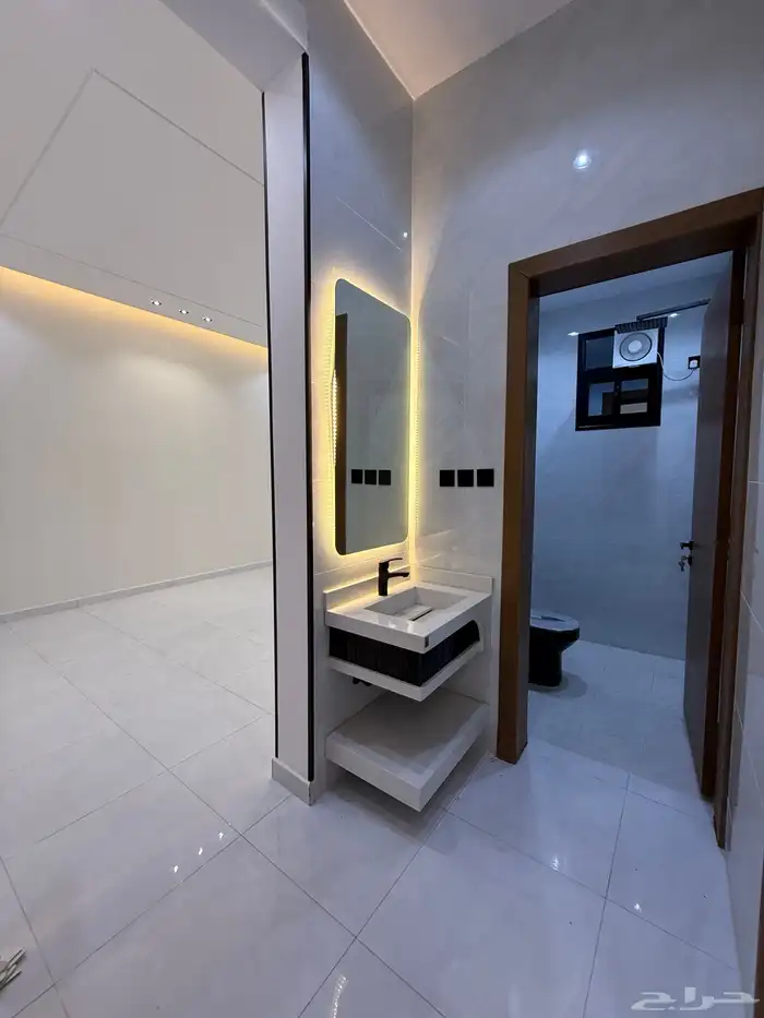 للبيع ارواف علويه بملحق وشقق ارضيه ببايكة سيارة ف حي الراقي 17