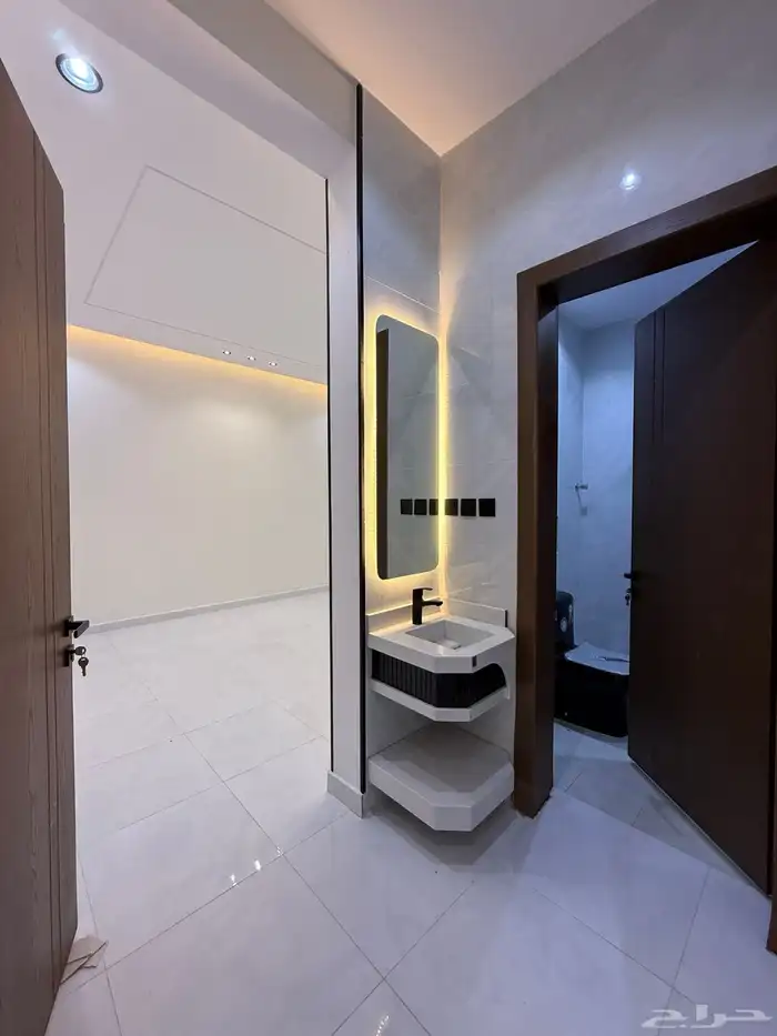 للبيع ارواف علويه بملحق وشقق ارضيه ببايكة سيارة ف حي الراقي 34