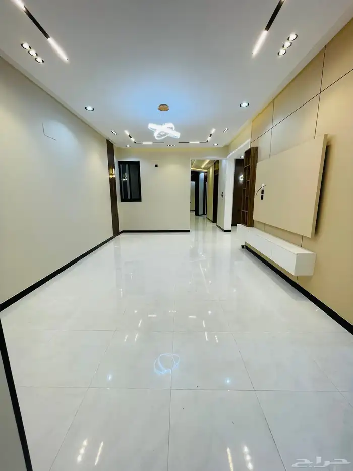 للبيع روف علوي مع ملحق درج خارجي فقط 9 غرف وسط جميع الخدمات 15