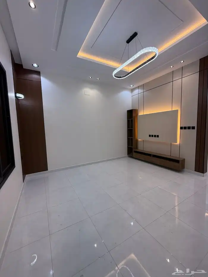 للبيع ارواف علويه بملحق وشقق ارضيه ببايكة سيارة ف حي الراقي 12