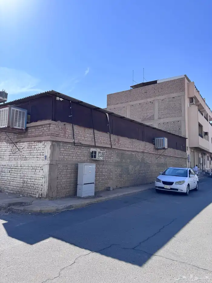 ارض 900م مقام عليها حوش للبيع في حي بني عبدالاشهل 3