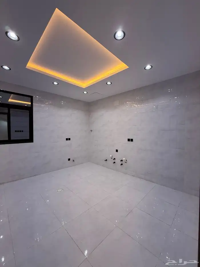 للبيع ارواف علويه بملحق وشقق ارضيه ببايكة سيارة ف حي الراقي 26