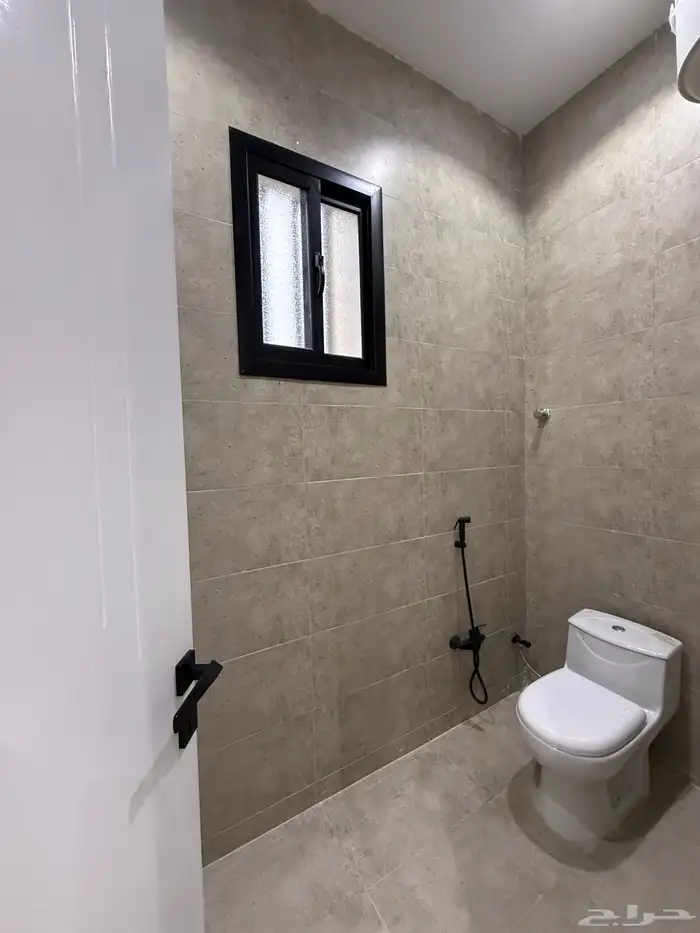 للبيع شقق ارضيه وشقق علويه ف ابها قرطبه مقابل مبني الاذاعه 25