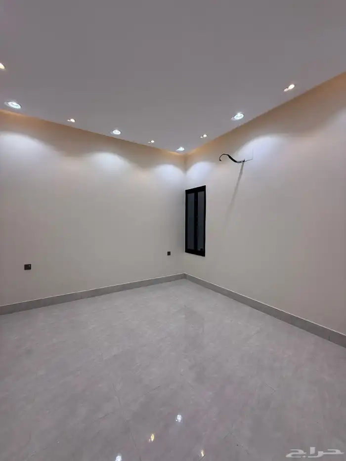 للبيع شقق ارضيه وشقق علويه ف ابها قرطبه مقابل مبني الاذاعه 34