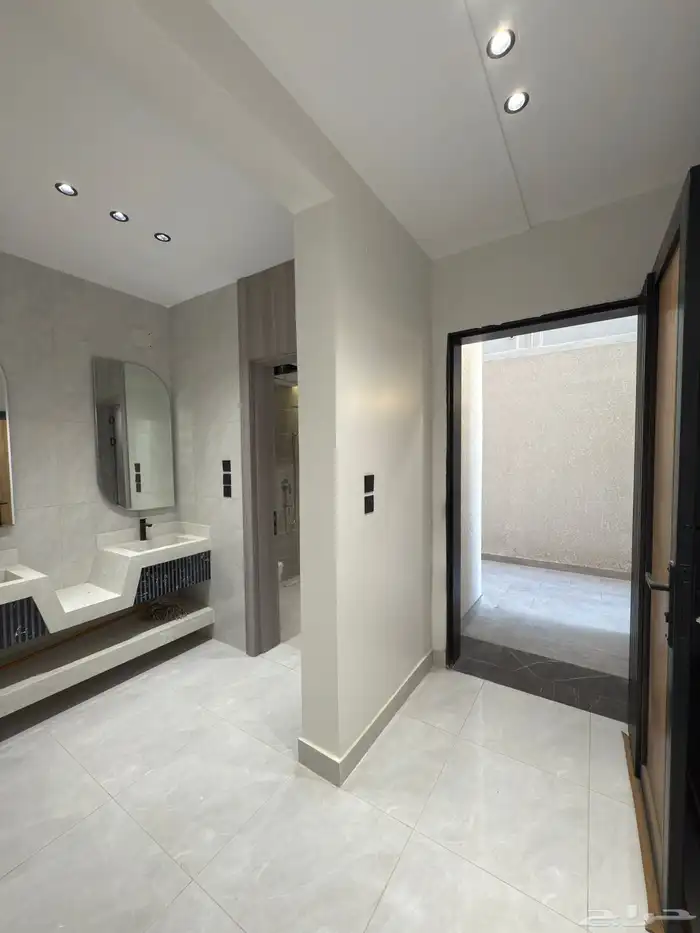 للبيع دور أرضي بتصميم روف 6 غرف خلف أسواق العثيم بالمحالة 12