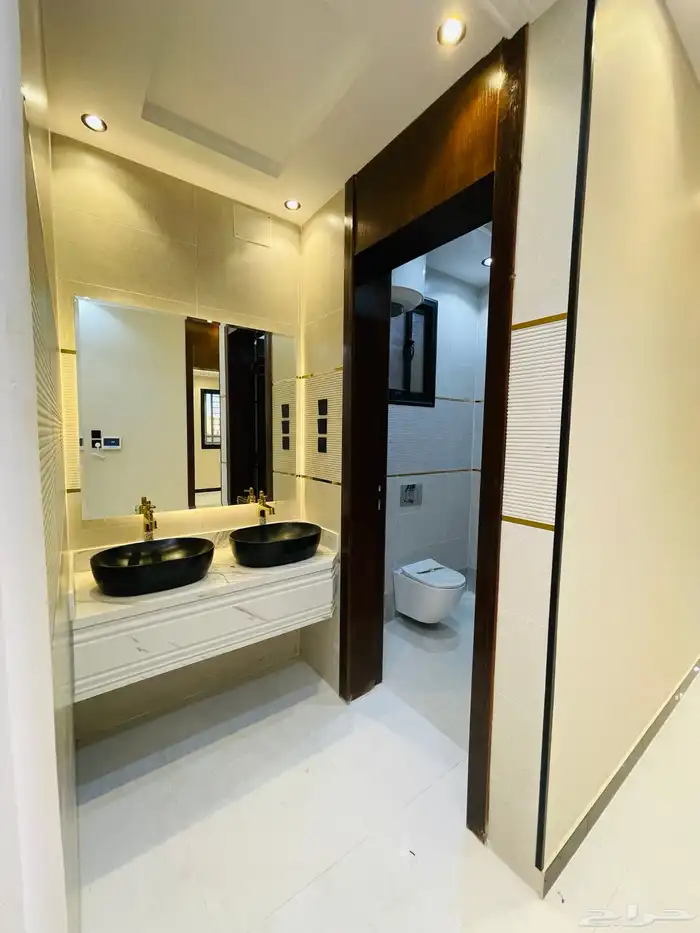 للبيع روف علوي مع ملحق درج خارجي فقط 9 غرف وسط جميع الخدمات 17