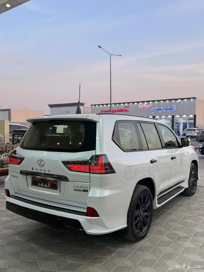لكزس - 2019 - LX570 - فل كامل - بلاك اديشن 8