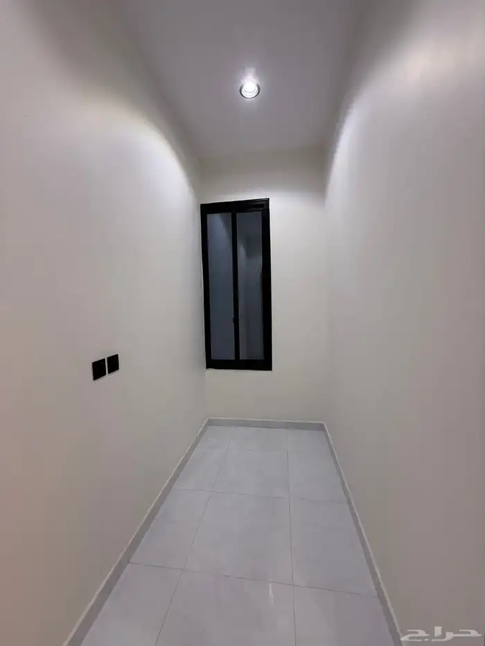 للبيع ارواف علويه بملحق وشقق ارضيه ببايكة سيارة ف حي الراقي 25