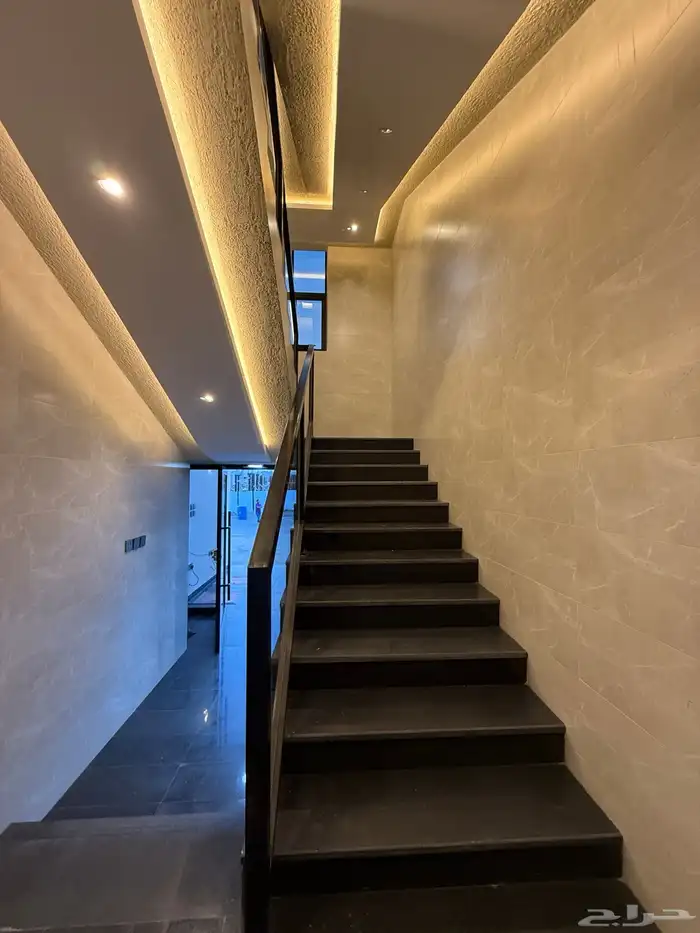 للبيع شقه علويه بمصعد جاهز وسطح خاص ف ابها حي الزهور 3