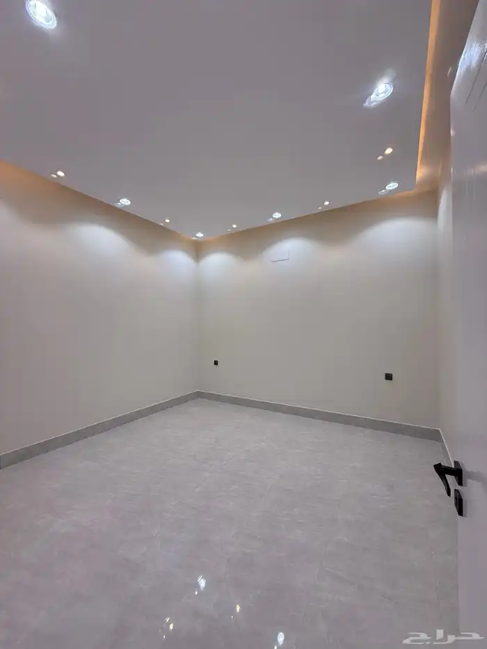 للبيع شقق ارضيه وشقق علويه ف ابها قرطبه مقابل مبني الاذاعه 16