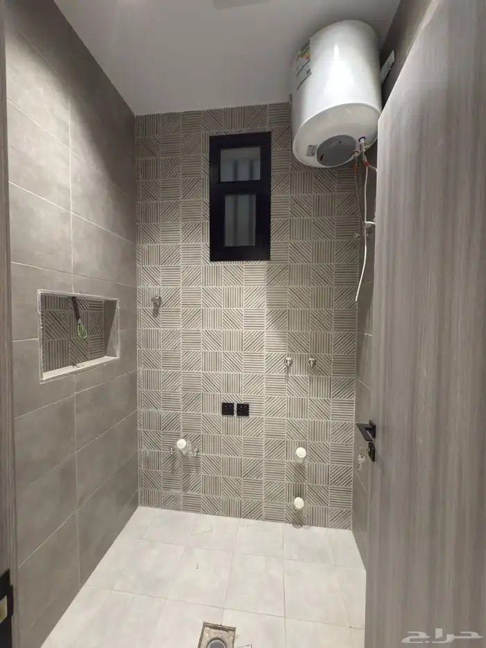 للبيع دور أرضي بتصميم روف 6 غرف خلف أسواق العثيم بالمحالة 16