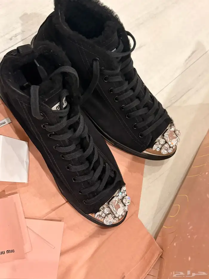 بوت شتوي من ماركة ميو ميو ( اصلي ) مقاس 39 ونص 0