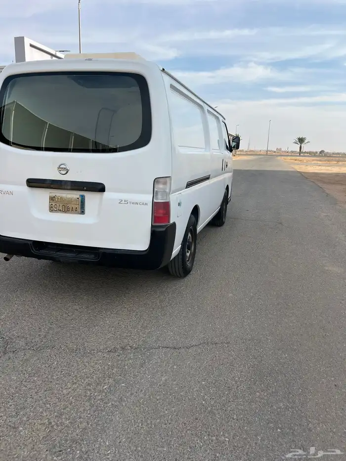 باص نيسان ثلاجه عداد 33 ألف فقط 7