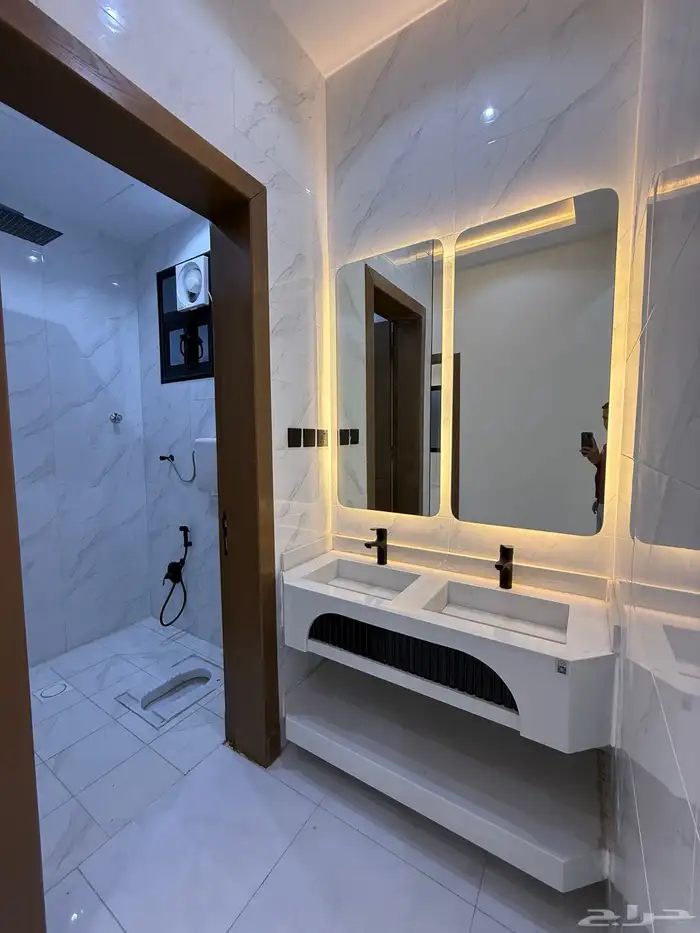 للبيع ارواف علويه بملحق وشقق ارضيه ببايكة سيارة ف حي الراقي 13