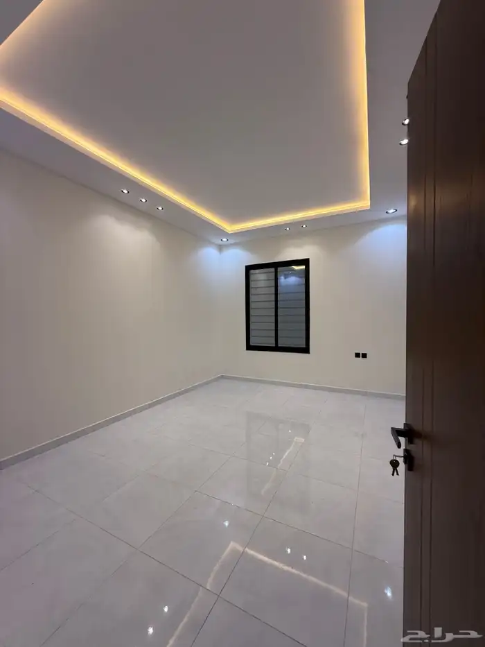 للبيع ارواف علويه بملحق وشقق ارضيه ببايكة سيارة ف حي الراقي 44