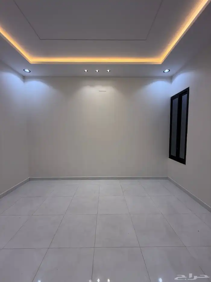 للبيع ارواف علويه بملحق وشقق ارضيه ببايكة سيارة ف حي الراقي 7