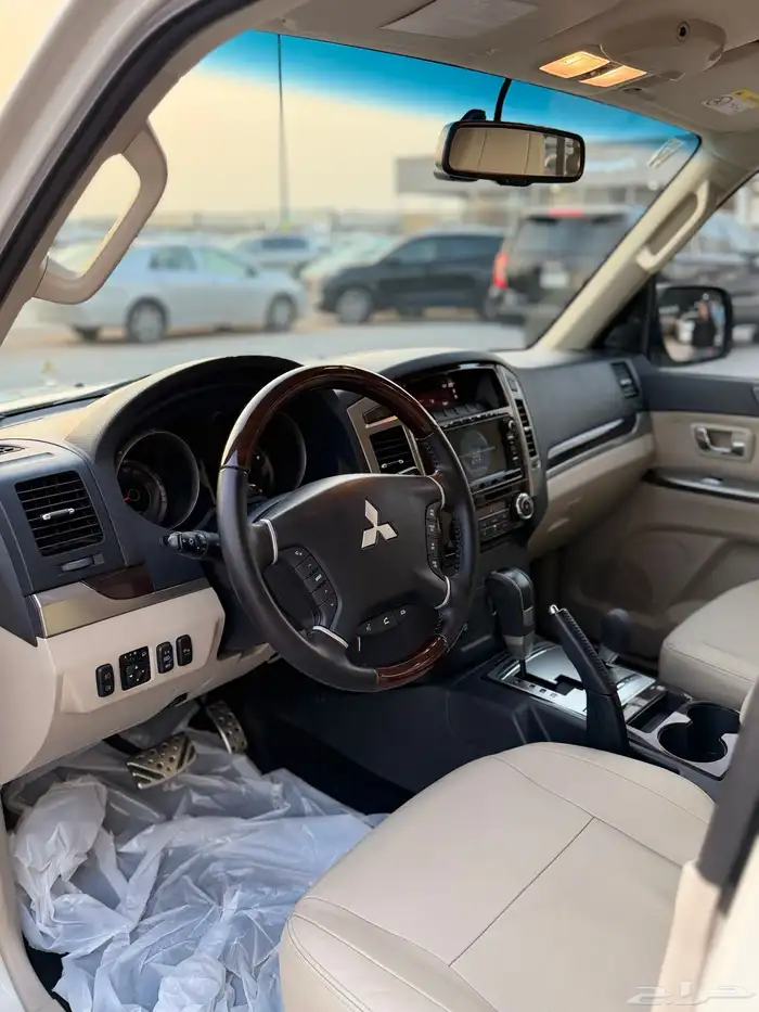 ميستوبيشي باجيرو 2020-فل كامل علامات ذهبيه عداد 35 الف فقط 21