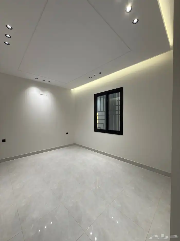 للبيع دور أرضي بتصميم روف 6 غرف خلف أسواق العثيم بالمحالة 25