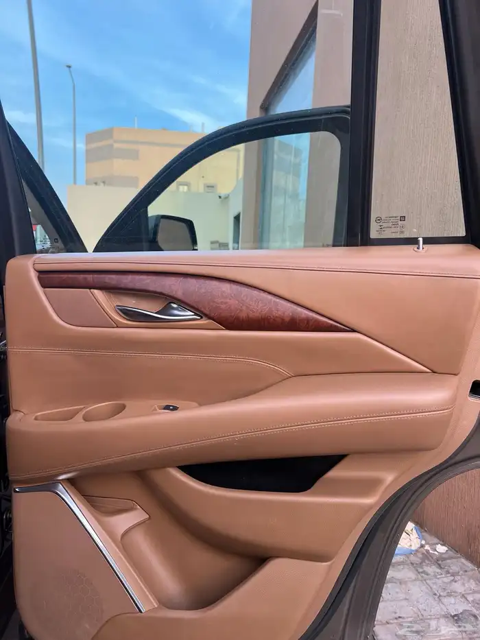 كاديلاك اسكاليد 2015 الدفعة الاخيرة شبه مخزن 18