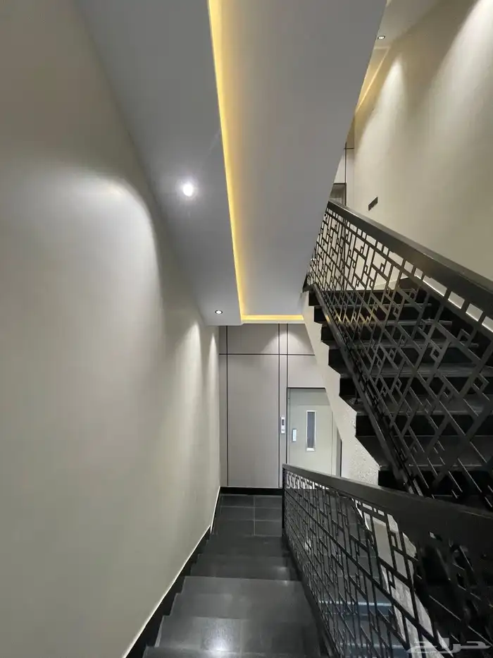 للبيع ادوار علويه بسطح خاص ومصعد جاهز 520 الف ابها المحاله 3