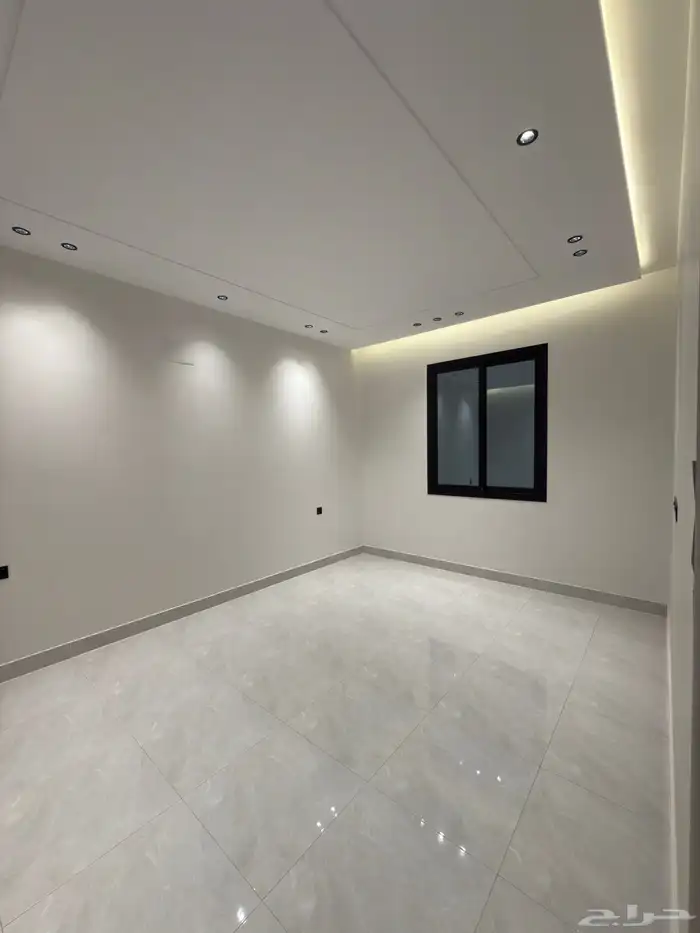 للبيع دور أرضي بتصميم روف 6 غرف خلف أسواق العثيم بالمحالة 20