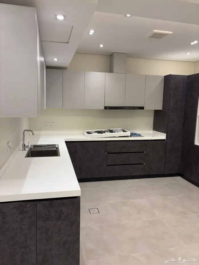 دور ارضي حي الروضه للايجار ويوجد شقتين فوق 4