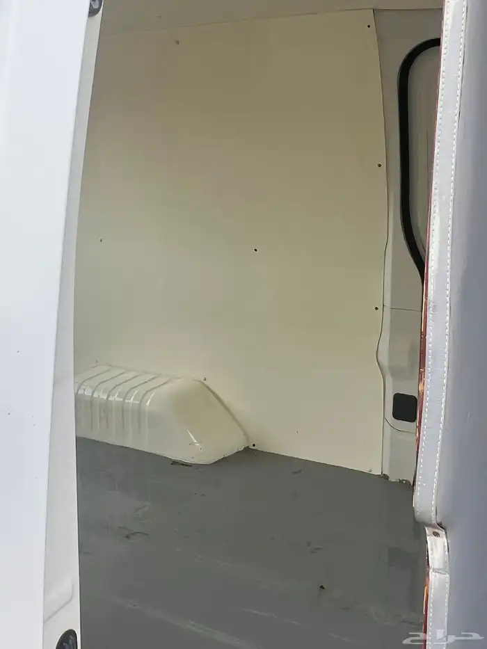 باص نيسان ثلاجه عداد 33 ألف فقط 13