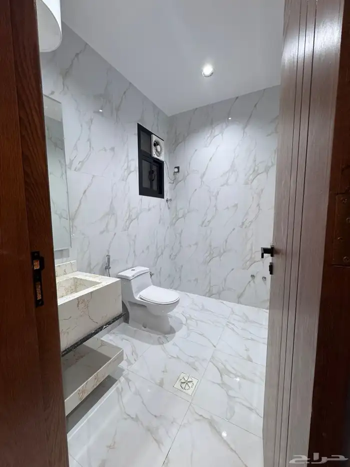 للبيع روف علوى مع ملحق بمدخل سياره مساحه كبيره بالخميس 15