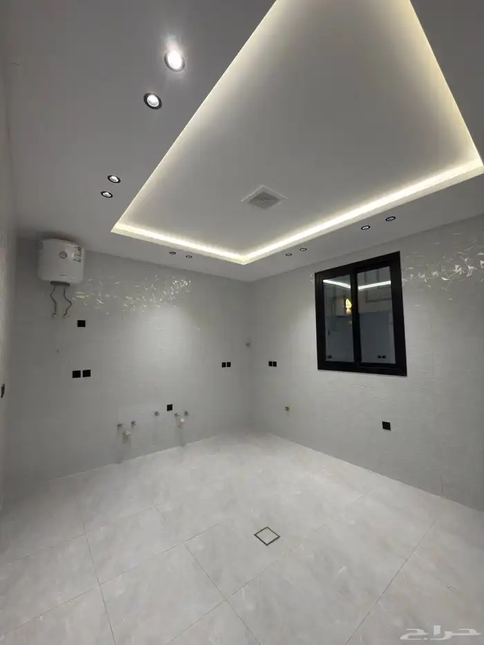 للبيع دور أرضي بتصميم روف 6 غرف خلف أسواق العثيم بالمحالة 17