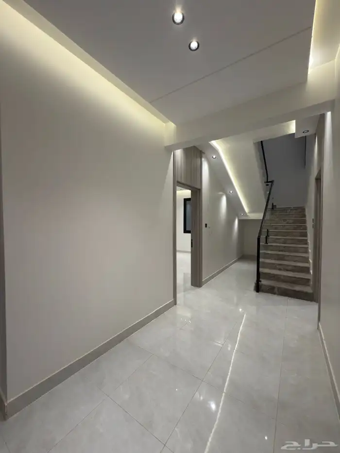 للبيع دور أرضي بتصميم روف 6 غرف خلف أسواق العثيم بالمحالة 15