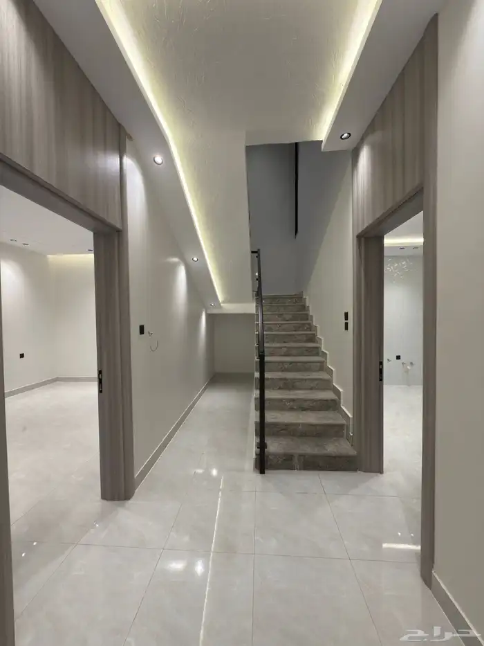 للبيع دور أرضي بتصميم روف 6 غرف خلف أسواق العثيم بالمحالة 0