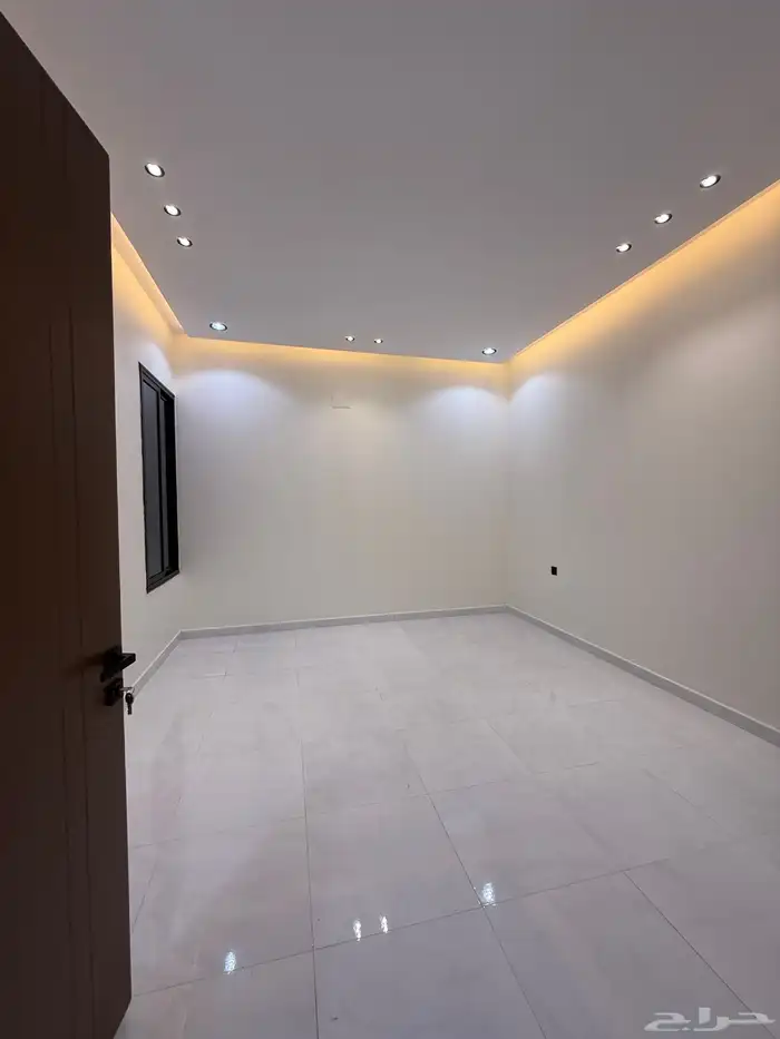 للبيع ارواف علويه بملحق وشقق ارضيه ببايكة سيارة ف حي الراقي 32