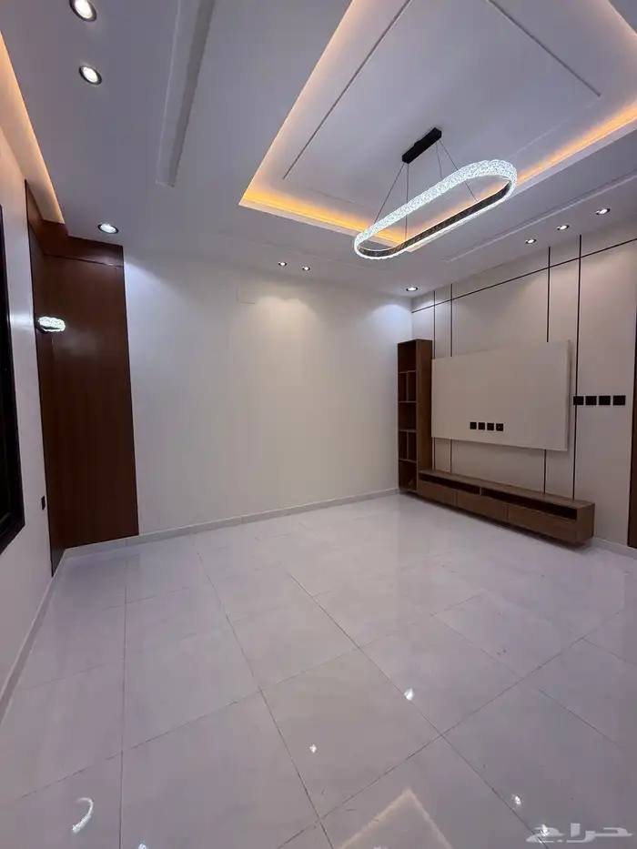 للبيع ارواف علويه بملحق وشقق ارضيه ببايكة سيارة ف حي الراقي 29