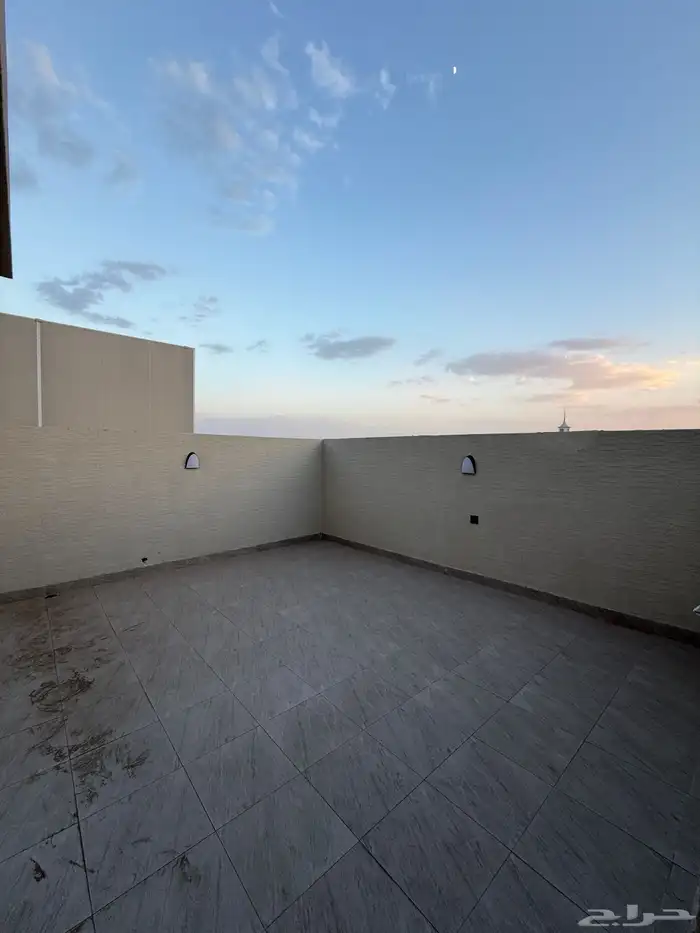 للبيع شقه علويه بمصعد جاهز وسطح خاص ف ابها حي الزهور 19
