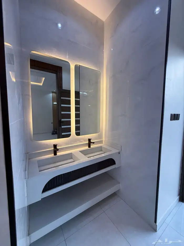 للبيع ارواف علويه بملحق وشقق ارضيه ببايكة سيارة ف حي الراقي 5