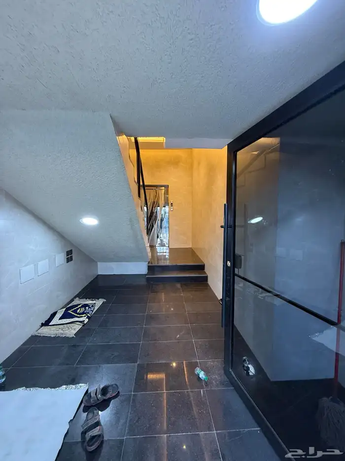 للبيع شقه علويه بمصعد جاهز وسطح خاص ف ابها حي الزهور 2