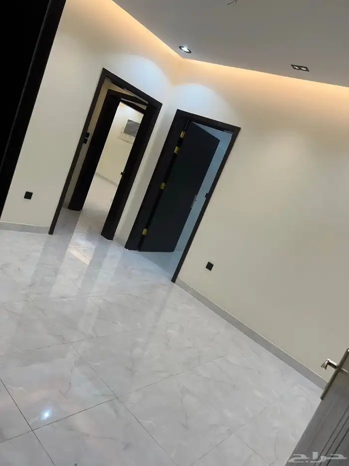 شقه في حي الريان كوبري القاعدة الجويه 5