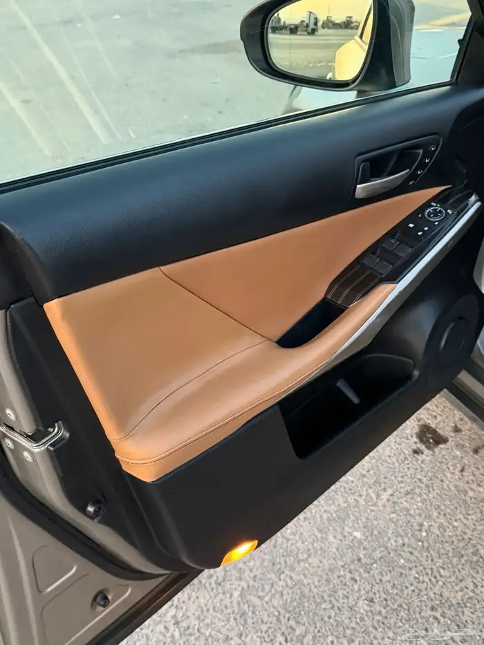 لكزس is350 2017 14