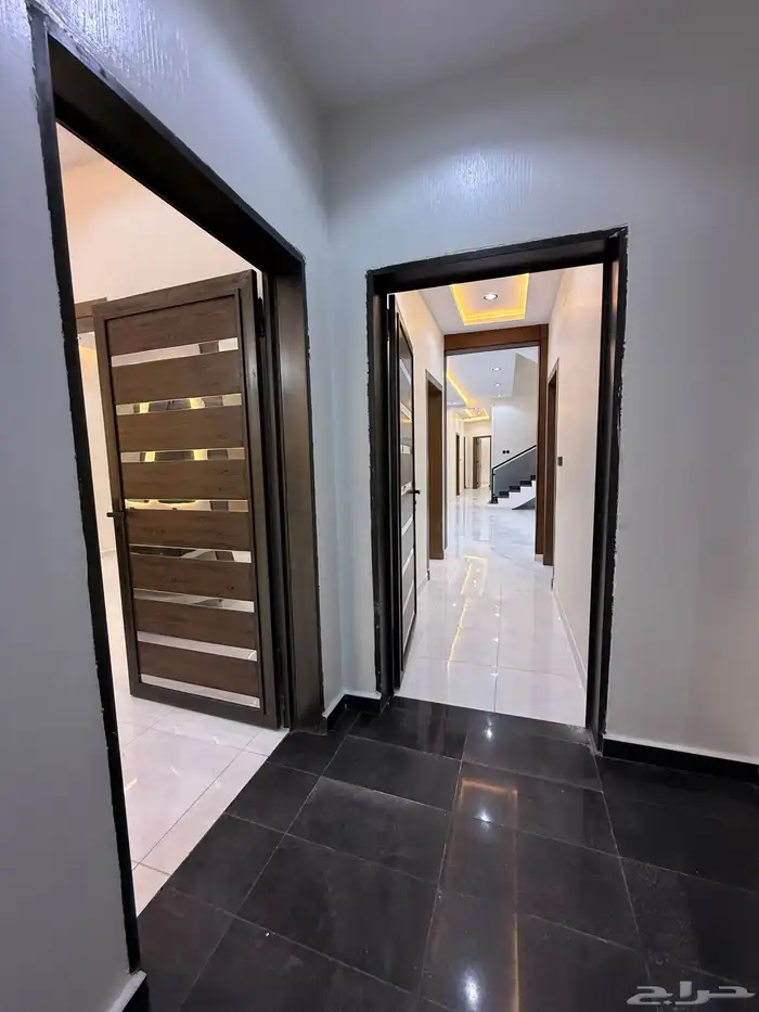 للبيع ارواف علويه بملحق وشقق ارضيه ببايكة سيارة ف حي الراقي 21