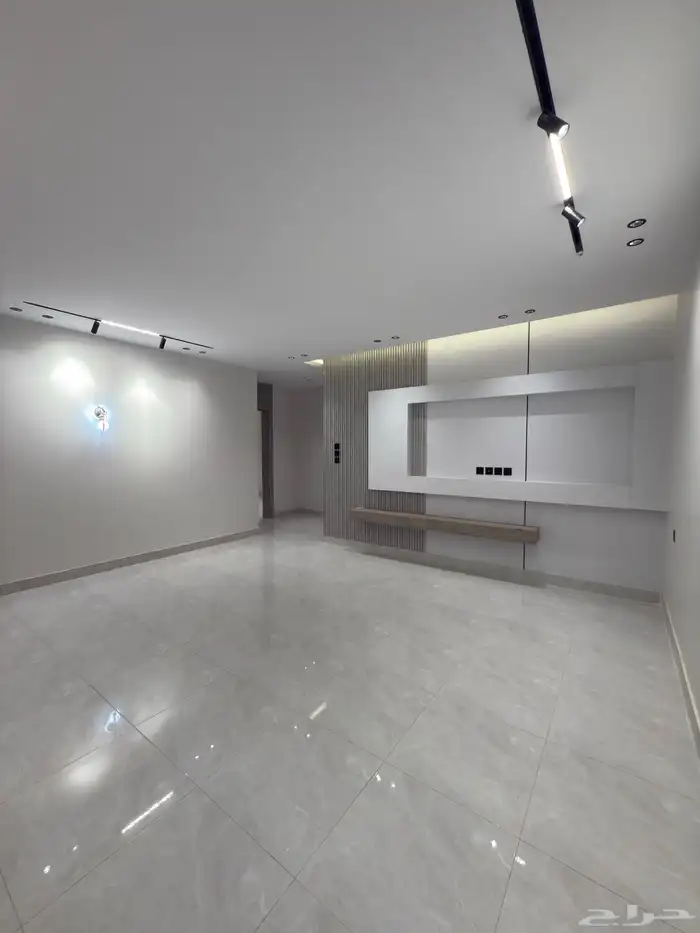 للبيع دور أرضي بتصميم روف 6 غرف خلف أسواق العثيم بالمحالة 9